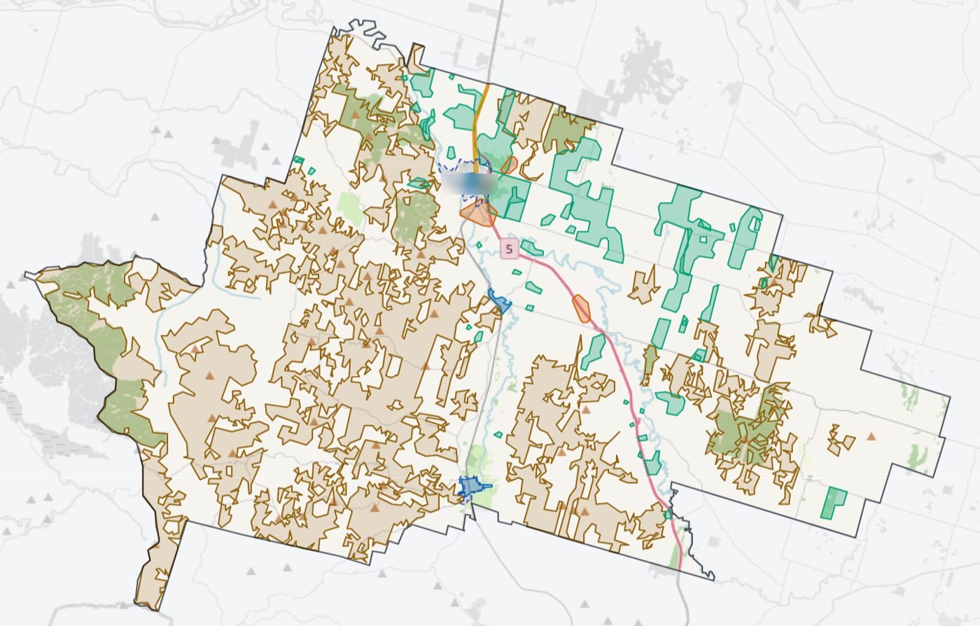 Mapa de zonas de empleo de una comuna de La Araucanía: comercio y servicios, industria y agroindustria, huertos de temporada, plantaciones forestales y obras.